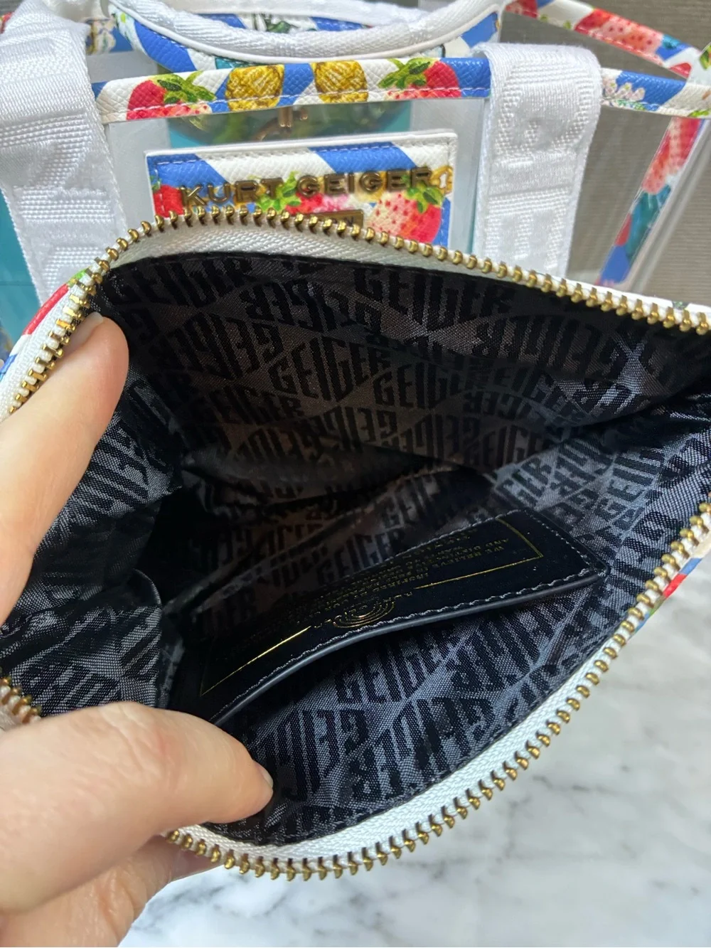 Kurt Geiger Small Hampstead Clear Vinyl Strawberries Tote & Matching Pouch - NWT - Picture 4 of 11